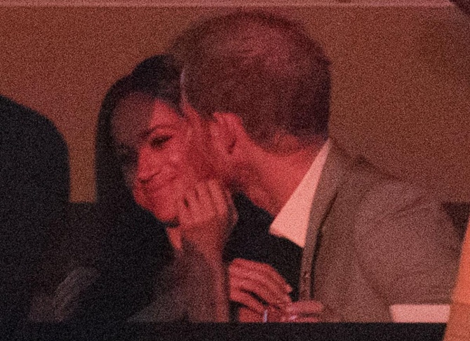 Prince Harry seen kissing girlfriend Meghan Markle during Invictus Games closing ceremonies