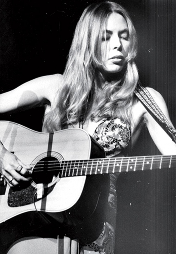Joni Mitchell Talks Exes, Addictions and Music in Candid, All-Access Biography